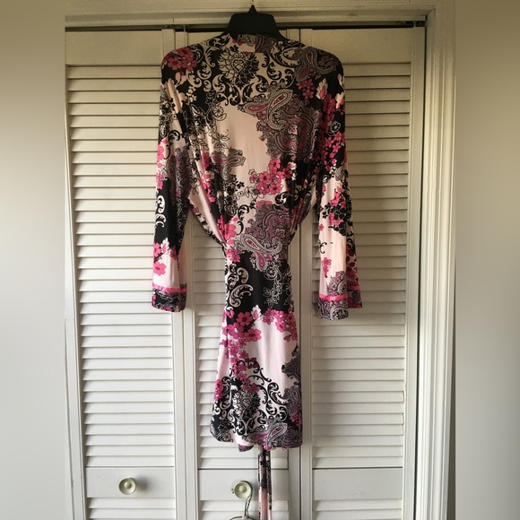 Floral and paisley thigh-length robe in black and shades of pink. - Picture 5 of 5
